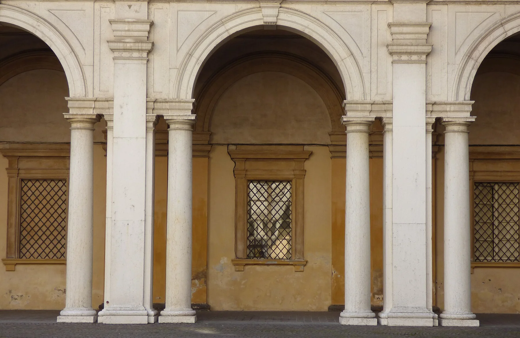 Archi e colonne nel cortile del Palazzo Ducale di Modena