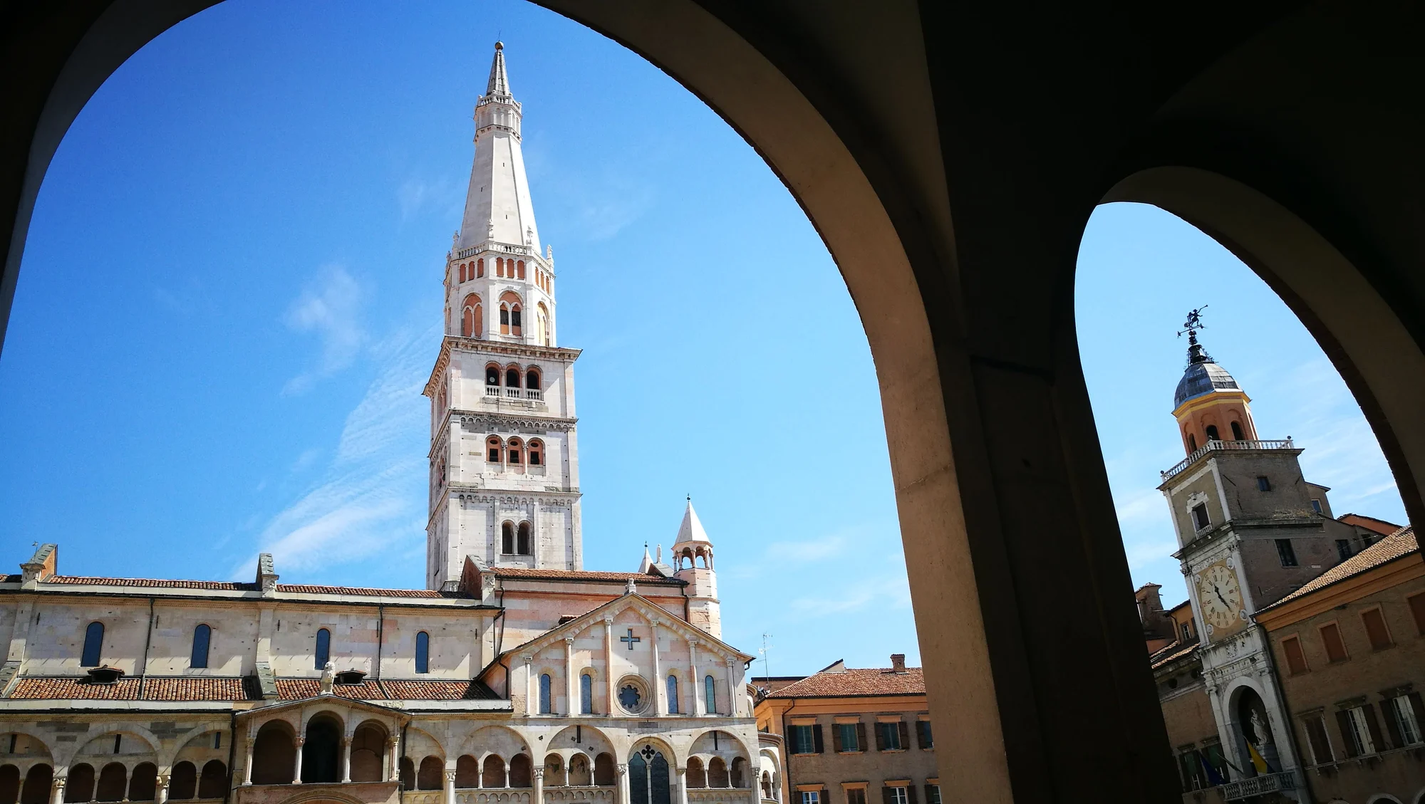 La Ghirlandina e Piazza Grande a Modena, viste dal portico