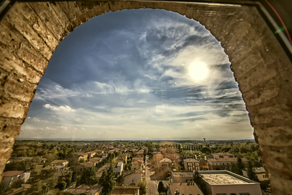 I tetti di Nonantola visti attraverso un arco della Torre dei Bolognesi