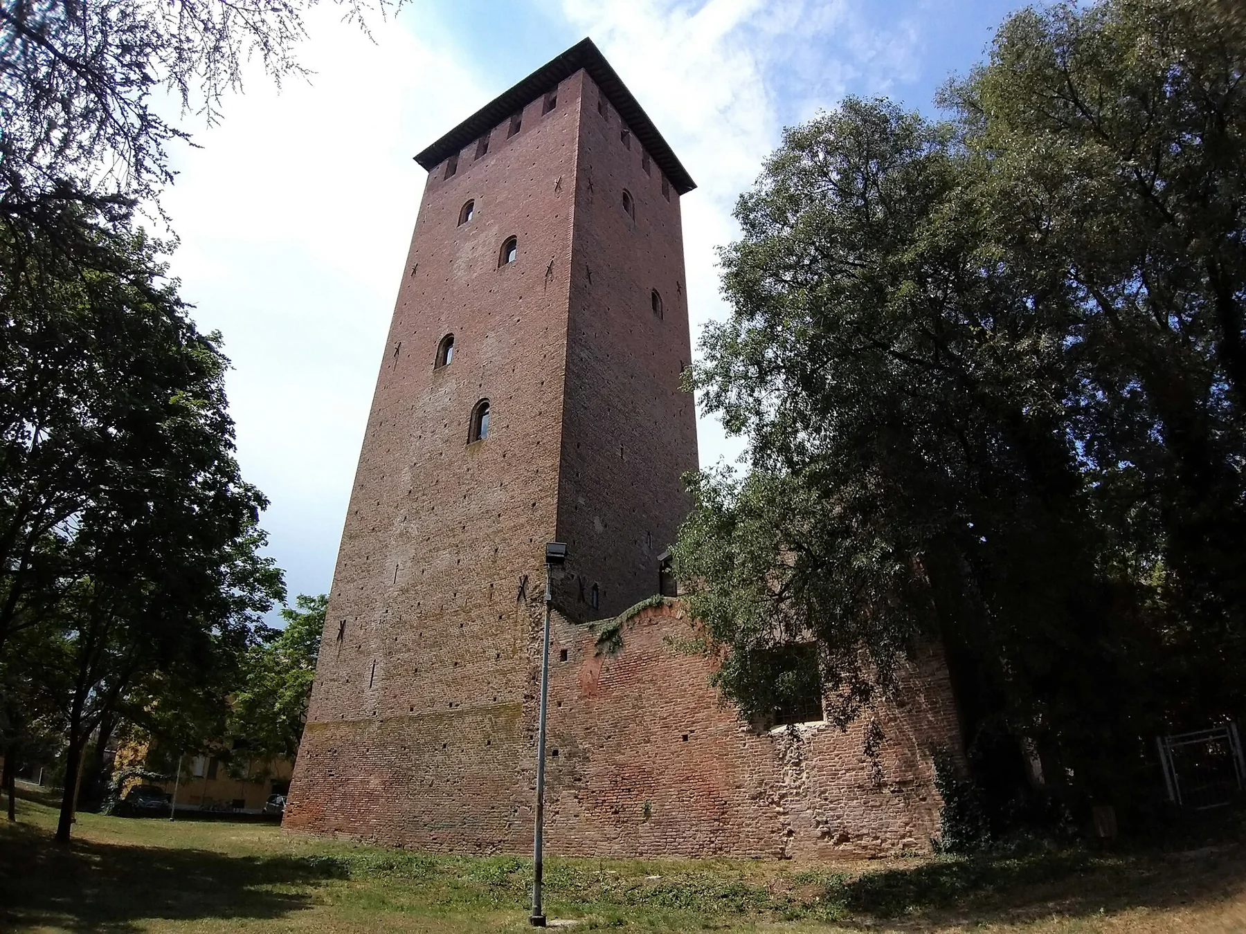 La Torre dei Bolognesi tra gli alberi a Nonantola